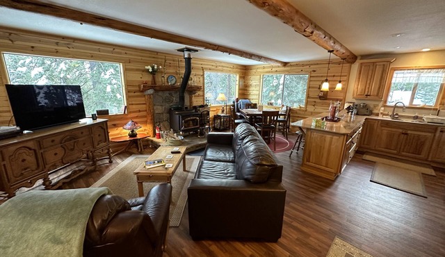 Cozy two bedroom cabin with hearty Firewood Stove/Game Room