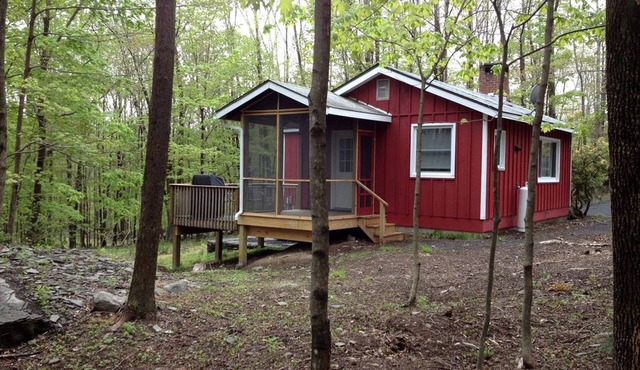 Cozy Two-Bedroom Cabin Rental with Hot Tub and Fireplace in Woodstock, New York