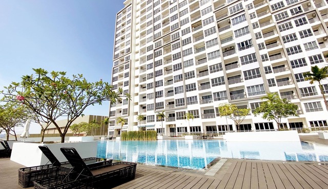 Cozy Two Bedroom Condo With Swimming Pool | HarbourBay Residences | Wi-Fi