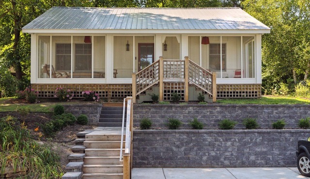 Cozy two-bedroom cottage - five minutes walk to Wayzata and Lake Minnetonka