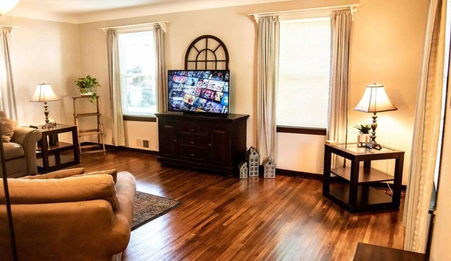 Cozy Two Bedroom Home in Quiet Neighborhood!