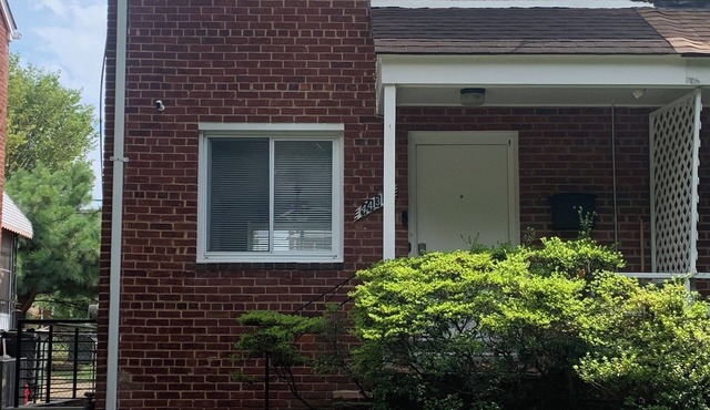 Cozy Two Bedroom with parking!