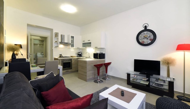 Cozy two bedrooms apartment in vivid neighborhood