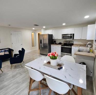 Cozy Two Bedrooms Apartment in Valrico