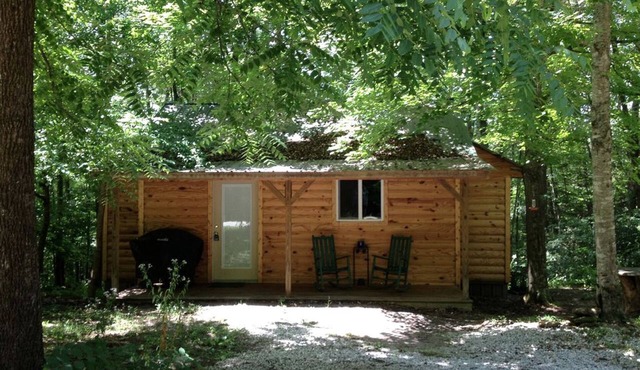 Cozy Two Person Cabin Rental near London, Kentucky, with direct access to Daniel Boone National Forest