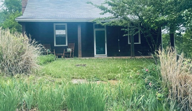 Cozy Unique Cabin in the Heart of Arrow Rock, One block from Downtown & Lyceum