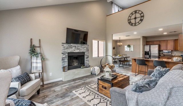 Cozy, Unique, Clean Condo with pool, walking distance from Sabino Canyon Tours!
