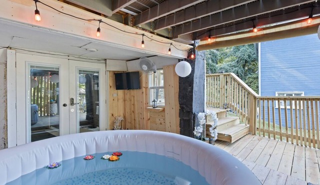 Cozy unique space in serene West Homestead with sauna and outdoor hot tub.