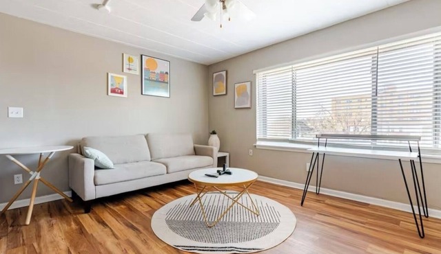 Cozy Unit in Minneapolis! Rental Car available!