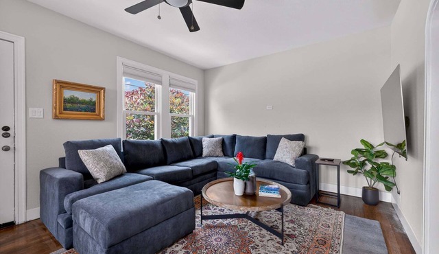 Cozy Unit + Minutes to Downtown - Ivory II