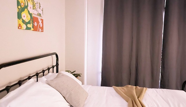 Cozy unit steps from Loyola Uni with AC, WiFi, fitness room and big TV