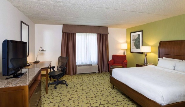 Cozy Unit with Heated Pool | Near Roosevelt Park | Pet-Friendly & Free Parking