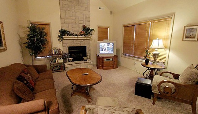 Cozy Up By the Fire in this Exquisite Villa in Stonebridge! Close to Branson!
