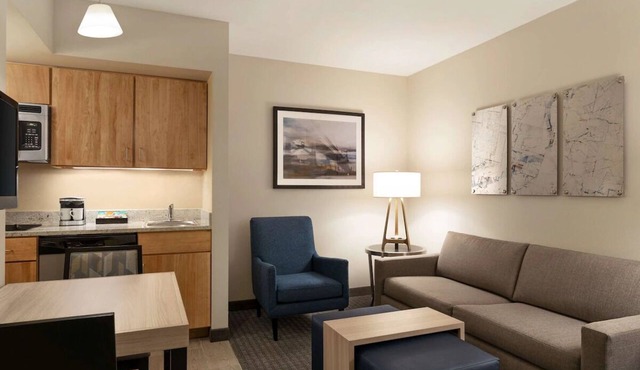 Cozy Up in University City: Full Kitchen, Near Art & Franklin Institute! Parking