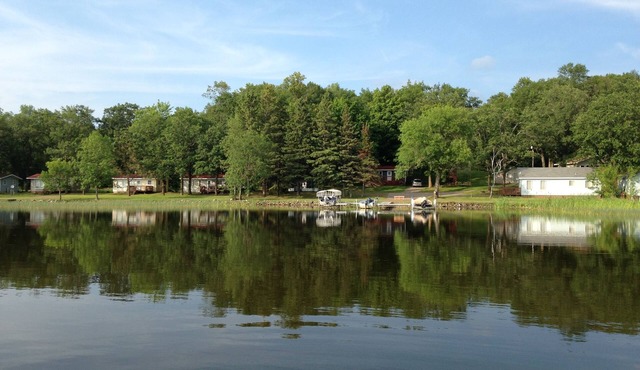 Cozy Up North cabin on beautiful Lake Waukenabo