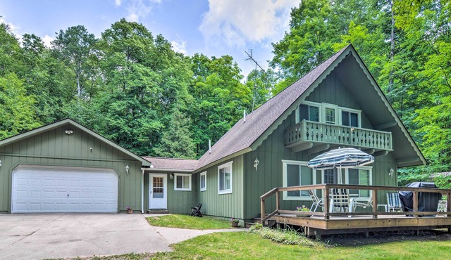 Cozy Up North Cottage in Heart of Winter Sports!