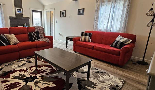 Cozy Up North Retreat in the Heart of Sault Ste. Marie. Pet Friendly! Hot Tub!
