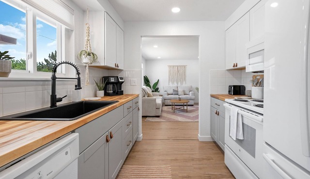 Cozy & Updated 2 Bedroom Townhouse Near it All! BSU, Airport, DT & More!