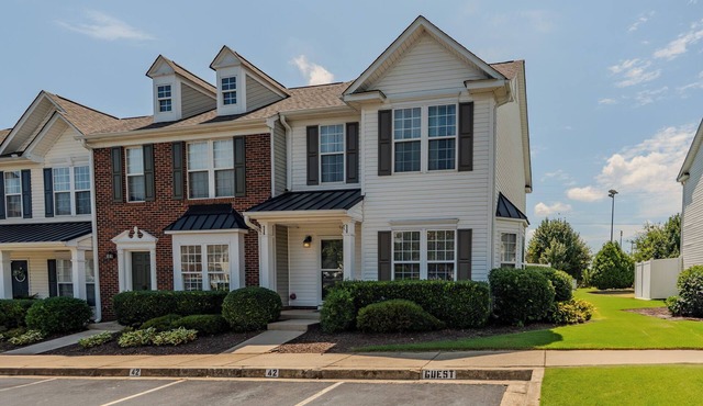 Cozy, Updated 2BR/2.5BA End-Unit Townhome, Greer SC