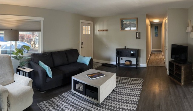 Cozy Updated 3B Home - 5 minutes to the Old Mill!