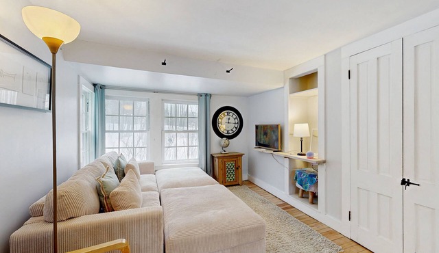 Cozy updated apartment: near skiing, hiking, shops & dining