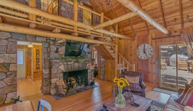 Cozy Updated Cabin, Close to Tahoe City, Less Than 10 Miles to Ski Slopes