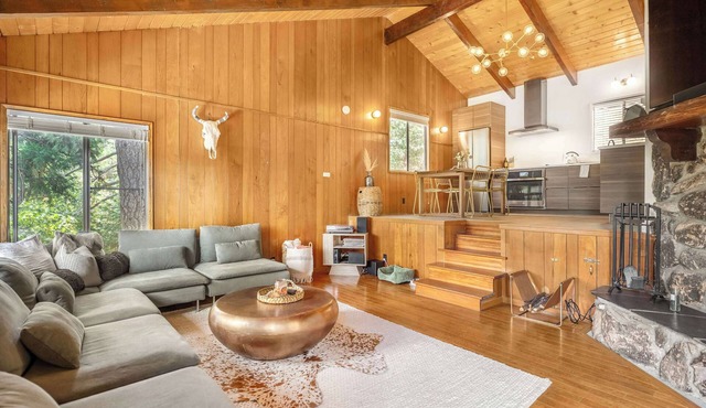 Cozy Updated Cabin w/Views, Walk to Lake Gregory