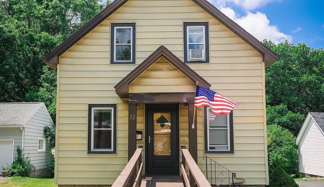 Cozy Updated Cottage in the Village of Orchard Park Minutes to Highmark Stadium!