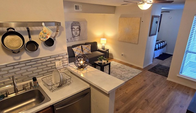 Cozy Updated Cove of Heaven, 5 mins from Lake Hefner and mall. Centrally located
