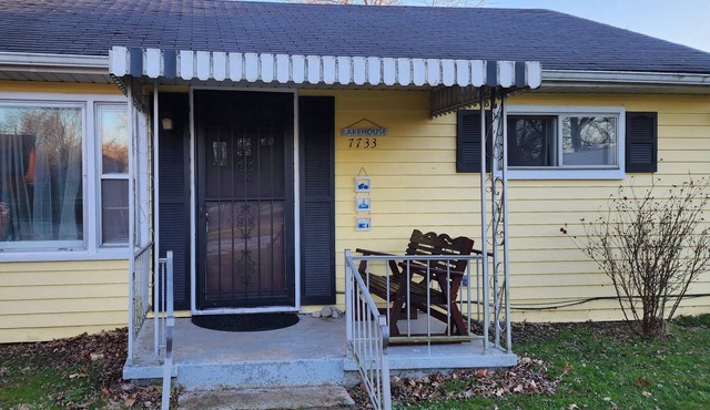 Cozy updated home w/channel access, deck, firepit & huge yard!