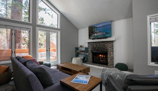 Cozy Updated McCloud Condo - Walk to Lakeshore Drive, Shops & Restaurants