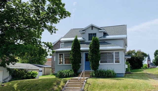 Cozy, updated, near the lake and 5 minutes to ski hills.