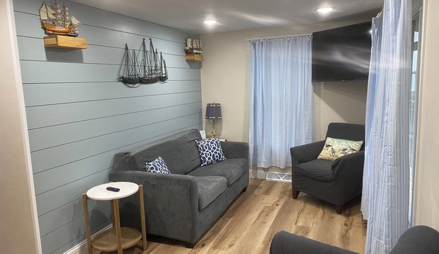 Cozy updated one bedroom cottage on shawano lake