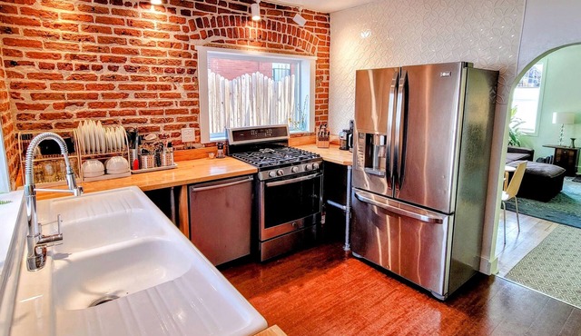 Cozy Updated Victorian Bungalow close to everything, no fees!