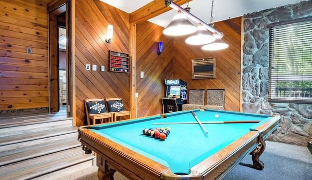 Cozy upgraded Chalet Hot Tubs Sauna Fireplace