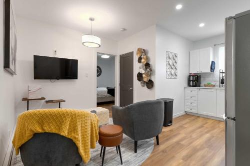 Cozy Upper 1-BDRM Downtown Smart & Stylish