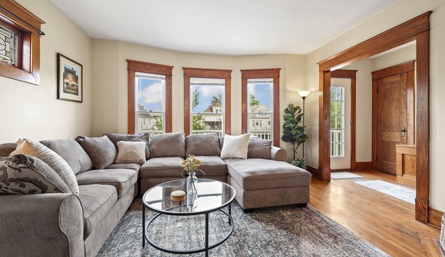 Cozy Upper 3 bed 2 full bath + loft + balcony