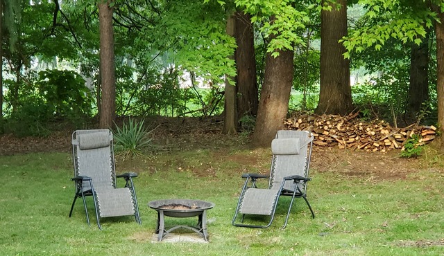 Cozy Upper Cottage - 1 Bdrm, 1 Bath upper level apartment with private entrance.