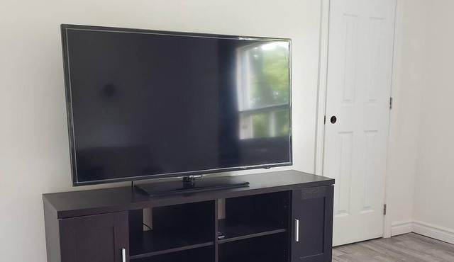Cozy Upper Duplex Newly Renovated w/FREE PARKING