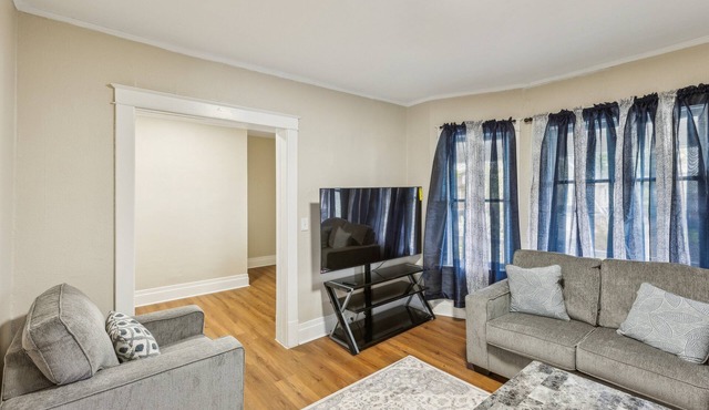 Cozy Upper Flat Minutes From Niagara Falls 3 Bedroom Apts