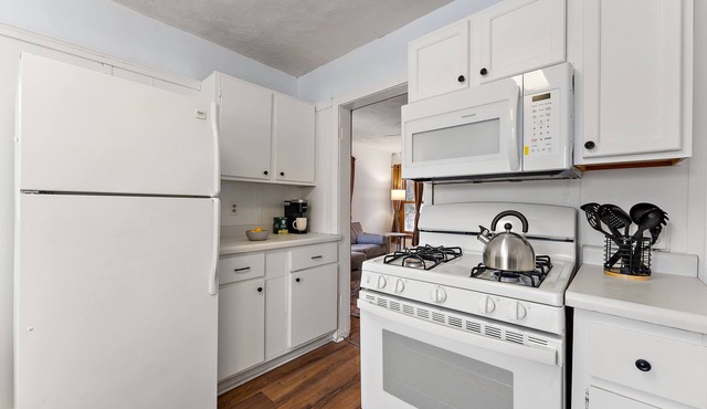 Cozy Upper Level Duplex in Hopkins