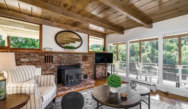 Cozy Upper Level Home Near Downtown, High-Speed WiFi, Free Parking, Long Stays
