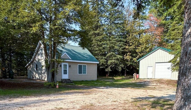 Cozy Upper Peninsula Michigan cabin for 6 near Snowmobile Trail 43 and Fox River
