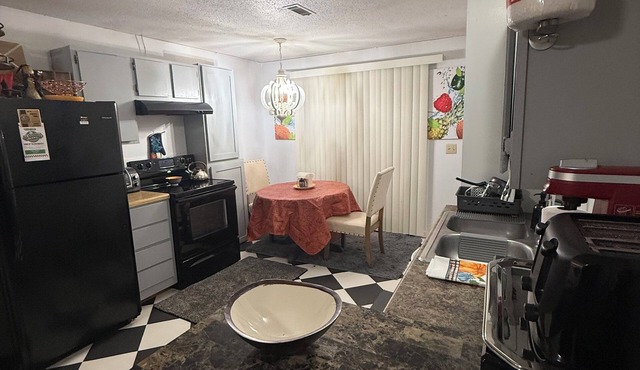 Cozy UpStairs 1-bedroom apartment in Historic Chickamauga with AC