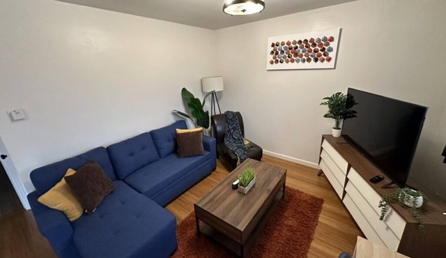 Cozy upstairs apartment, private 1 bed/1 bath, steps to everything Columbus