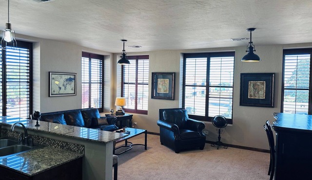 Cozy upstairs apartment in lovely Altus with downtown view, AC, WiFi