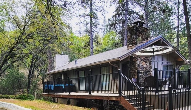 Cozy Upstairs Cabin w/Canal Views 45 mins to slopes & 10 mins to Rollins Lake