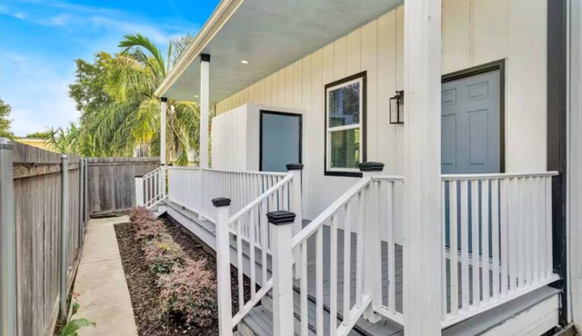 Cozy Uptown 2 Bedroom Home w/3 Beds & Parking
