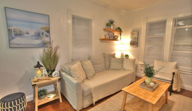 Cozy Uptown Whittier Sleeps 4 , 25 mins. to Disneyland