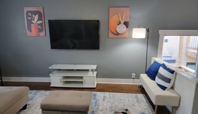 Cozy Urban 1 Bedroom with Open Living Space, mins from Downtown & Med Center